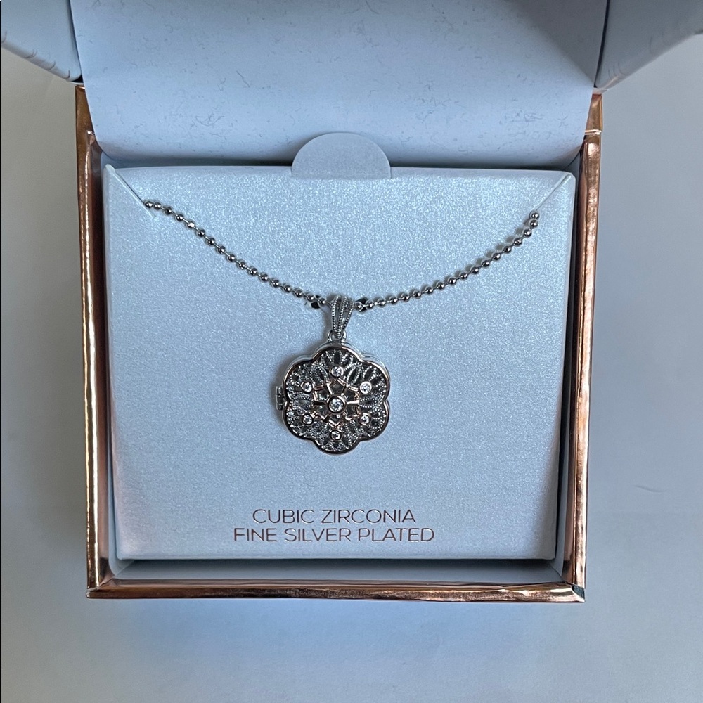 70% off!!!  Lily & Lace Silver Flower Pendant Necklace